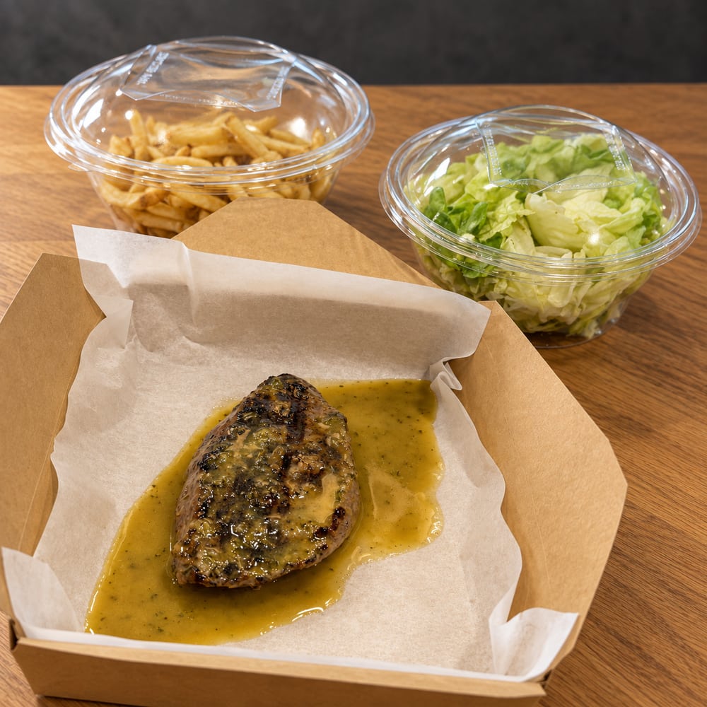 Pièce de bœuf grillée en boîte à emporter, avec salade et frites