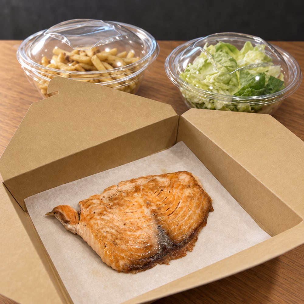 Saumon frais à la plancha en boîte à emporter, avec salade et frites