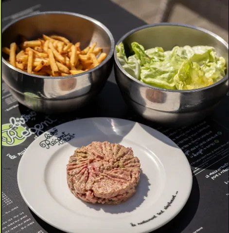 Plat Bistro Régent avec frites et salade servies dans les bols inox